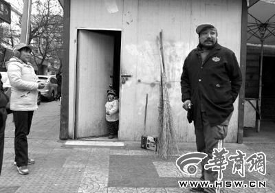 由于沒人照看，爸爸媽媽干活時(shí)帶著兩歲多的小韓靈  本報(bào)記者 董國梁 攝 