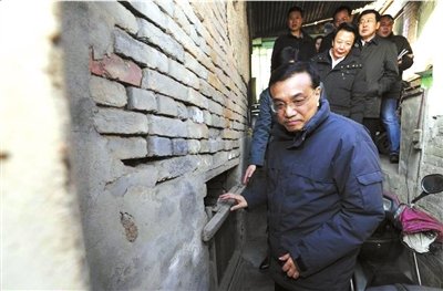 昨天，李克強(qiáng)看望包頭北梁棚戶區(qū)居民。新華社發(fā)
