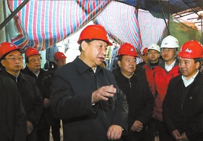 昨天，習(xí)近平在甘肅東鄉(xiāng)察看滑坡重建現(xiàn)場(chǎng)。新華社發(fā)